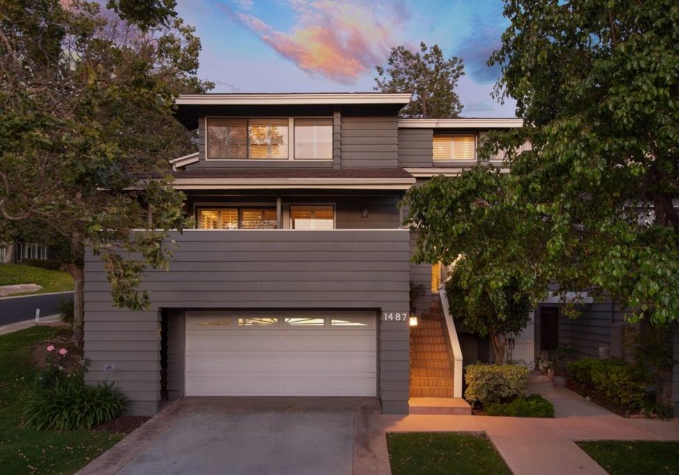 1487-north-view-dr-frontyard-twilight-1