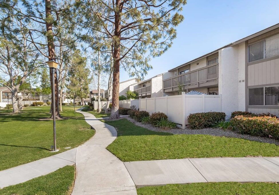 15266-campus-park-dr-unit-g-front-yard-1-a