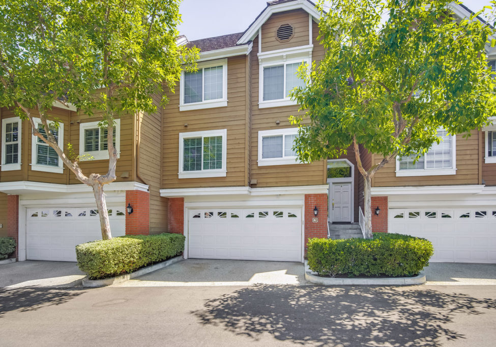 20950-oxnard-st-frontyard-1